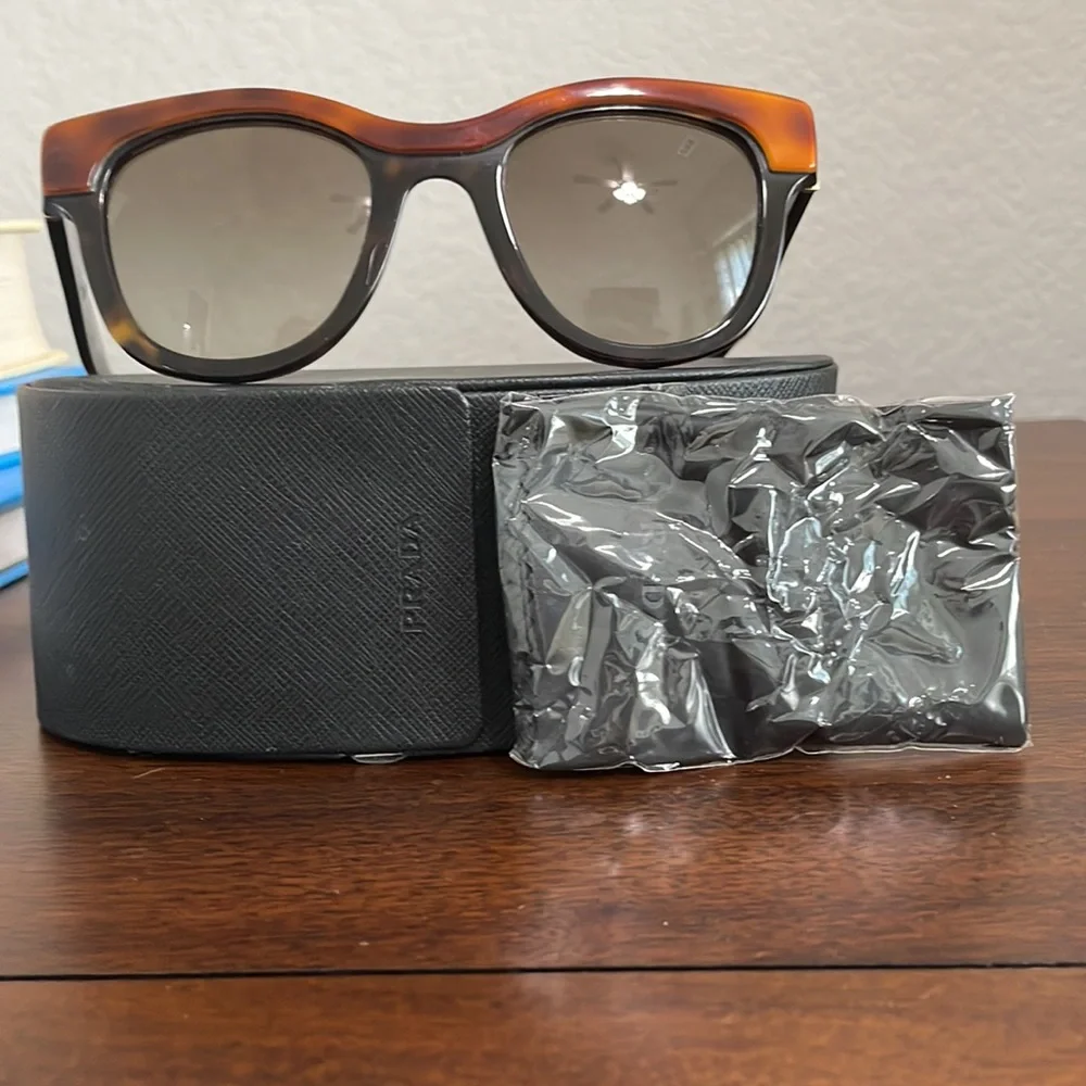 Prada sun glasses - Picture 4 of 4
